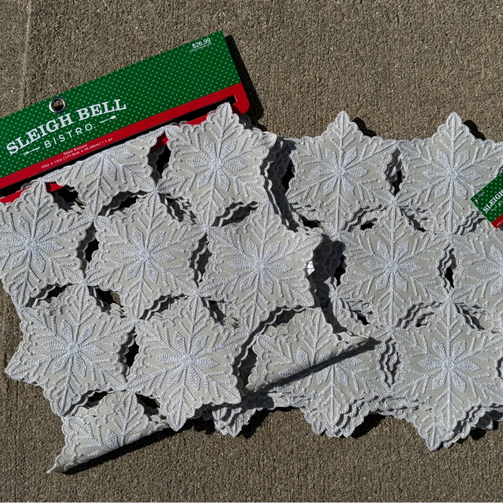 Snowflake Table Runner & 8 Placemats - NWT